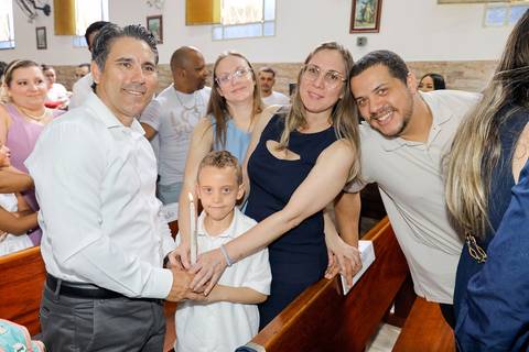 Fotografia Dos Pais e Padrinhos Do Batizado Segurando a Vela Na Igreja São José em São Paulo, SP Feita por Priscila Felix Fotógrafa de Casamentos, Ensaios e Família'