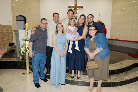 Fotografia Dos Pais e Padrinhos Com A Batizada E O Padre No Altar Da Igreja São José em São Paulo, SP Feita por Priscila Felix Fotógrafa de Casamentos, Ensaios e Família'