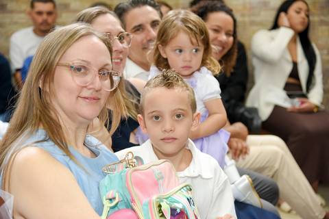 Fotografia Dos Irmãos Batizados No Colo da Mãe e Madrinha Na Igreja São José em São Paulo, SP Feita por Priscila Felix Fotógrafa de Casamentos, Ensaios e Família'