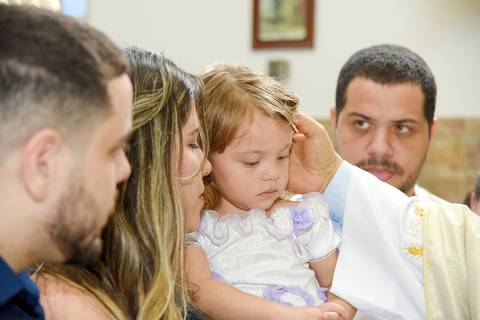 Fotografia Da Batizada Recebendo o Óleo na Testa Na Igreja São José em São Paulo, SP Feita por Priscila Felix Fotógrafa de Casamentos, Ensaios e Família'