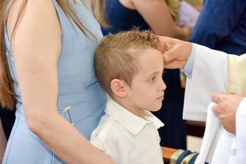Fotografia Do Batizado Recebendo o Óleo na Testa Na Igreja São José em São Paulo, SP Feita por Priscila Felix Fotógrafa de Casamentos, Ensaios e Família'