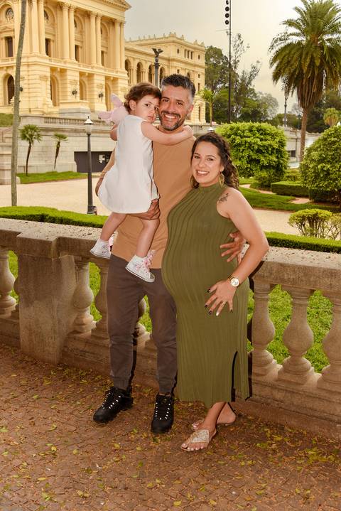 Foto do Casal Abraçados Com a Filha No colo Mão No Parque Da Independência em São Paulo - SP, Foto Feita Pela Priscila Felix Fotógrafa de Família, Casamento e Ensaios '