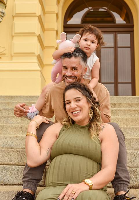 Foto do Casal Sentados Na Escadaria do Museu do Ipiranga Um Atrás do Outro Com a Filha Sentada Nos Ombros Do Pai No Parque Da Independência em São Paulo - SP, Foto Feita Pela Priscila Felix Fotógrafa de Família, Casamento e Ensaios '