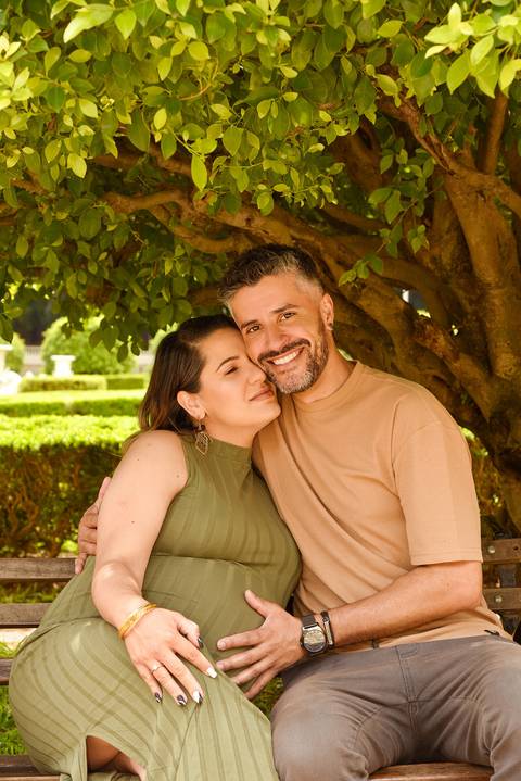 Foto do Casal Sentados Embaixo de Uma Árvore No Parque Da Independência em São Paulo - SP, Foto Feita Pela Priscila Felix Fotógrafa de Família, Casamento e Ensaios '