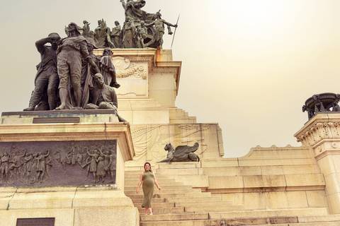 Foto da Mãe Nas Escadarias Do Monumento No Parque Da Independência em São Paulo - SP, Foto Feita Pela Priscila Felix Fotógrafa de Família, Casamento e Ensaios '
