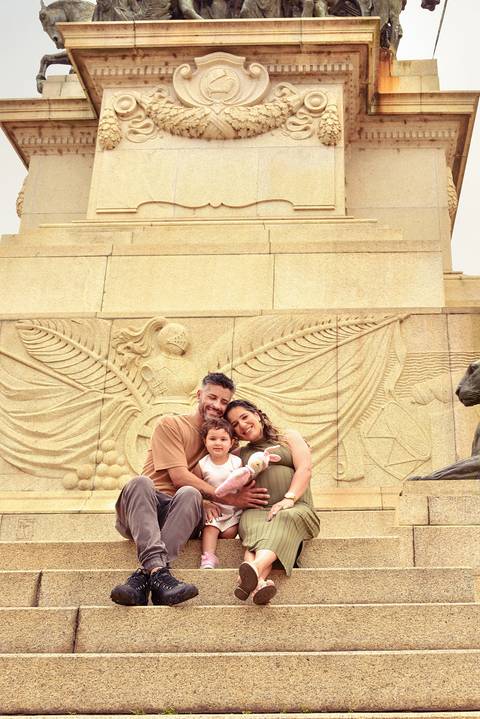 Foto do Casal Sentados Com a Filha Nas Escadarias Do Monumento No Parque Da Independência em São Paulo - SP, Foto Feita Pela Priscila Felix Fotógrafa de Família, Casamento e Ensaios '