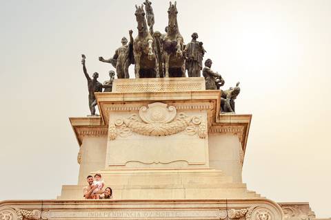 Foto do Casal e da Filha No Peitoral Do Monumento Visto De Baixo Mostrando a Cavalaria No Parque Da Independência em São Paulo - SP, Foto Feita Pela Priscila Felix Fotógrafa de Família, Casamento e Ensaios '