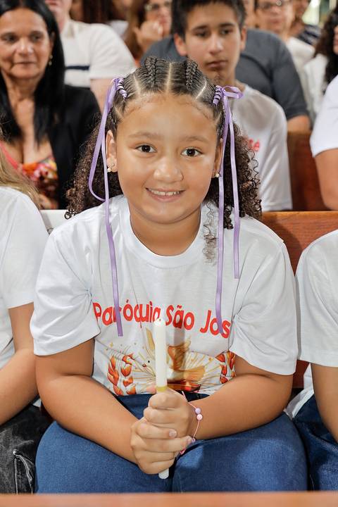 Fotografia Da Catequizada Segurando A Vela Da Primeira Eucaristia Na Igreja São José em São Paulo, SP Feita por Priscila Felix Fotógrafa de Casamentos, Ensaios e Família'