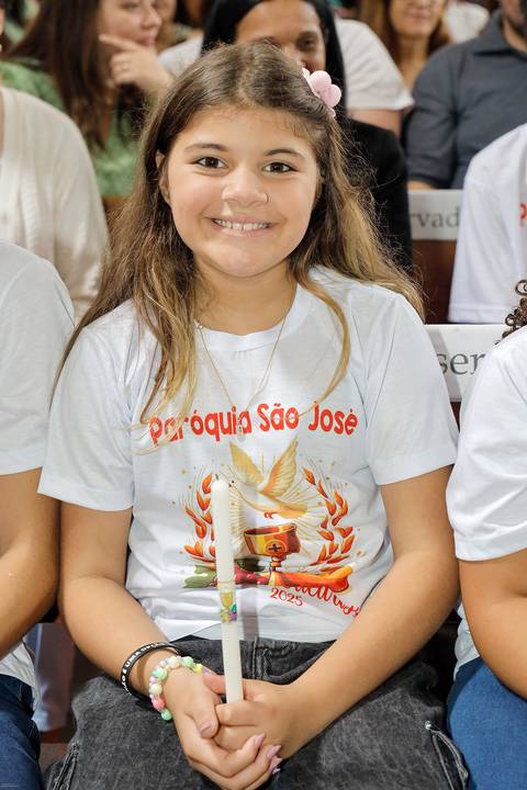 Fotografia Da Catequizada Segurando A Vela Da Primeira Eucaristia Na Igreja São José em São Paulo, SP Feita por Priscila Felix Fotógrafa de Casamentos, Ensaios e Família'