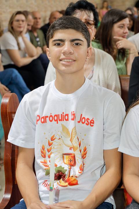 Fotografia Do Catequizado Segurando A Vela Da Primeira Eucaristia Na Igreja São José em São Paulo, SP Feita por Priscila Felix Fotógrafa de Casamentos, Ensaios e Família'