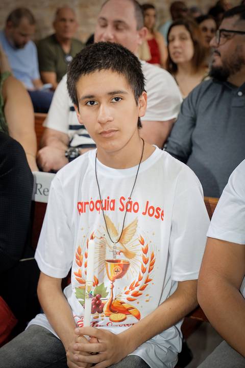 Fotografia Do Catequizado Segurando A Vela Da Primeira Eucaristia Na Igreja São José em São Paulo, SP Feita por Priscila Felix Fotógrafa de Casamentos, Ensaios e Família'