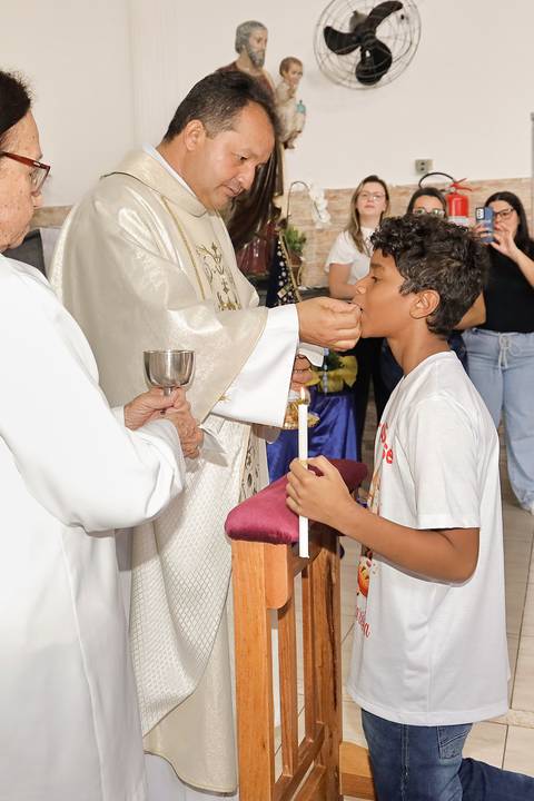 Fotografia Do Catequizado Recebendo A Primeira Eucaristia Do Padre Na Igreja São José em São Paulo, SP Feita por Priscila Felix Fotógrafa de Casamentos, Ensaios e Família'
