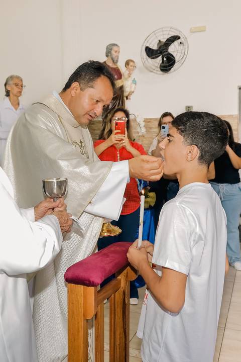 Fotografia Do Catequizado Recebendo A Primeira Eucaristia Do Padre Na Igreja São José em São Paulo, SP Feita por Priscila Felix Fotógrafa de Casamentos, Ensaios e Família'