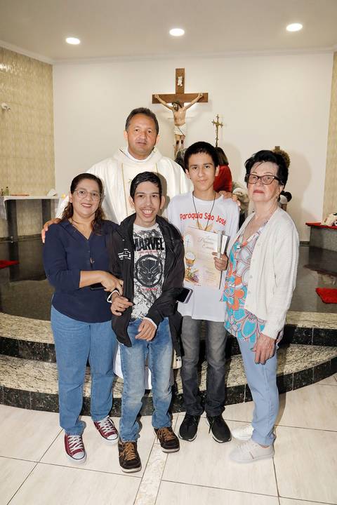 Fotografia Do Catequizado No Altar Ao Lado Da Família E Do Padre Na Igreja São José em São Paulo, SP Feita por Priscila Felix Fotógrafa de Casamentos, Ensaios e Família'