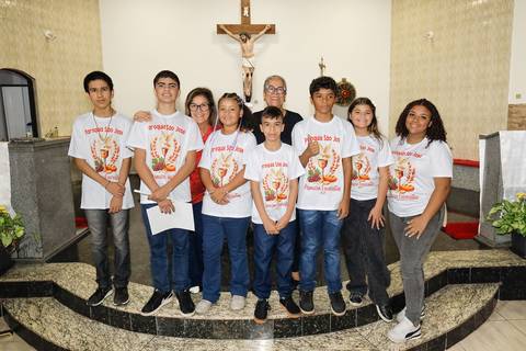 Fotografia Das Crianças No Altar Com As Catequistas Na Igreja São José em São Paulo, SP Feita por Priscila Felix Fotógrafa de Casamentos, Ensaios e Família'