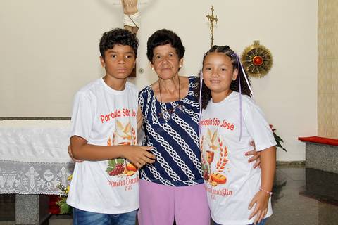 Fotografia Dos Irmãos Catequizados No Altar Ao Lado Da Madrinha Na Igreja São José em São Paulo, SP Feita por Priscila Felix Fotógrafa de Casamentos, Ensaios e Família'