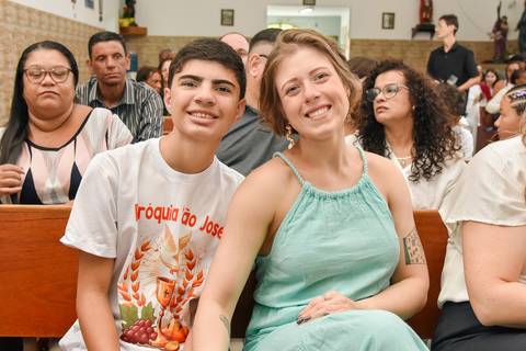 Fotografia Do Catequizado Sentado Ao Lado Da Sua Madrinha de Catecismo Na Cerimônia Do Sacramento Na Igreja São José em São Paulo, SP Feita por Priscila Felix Fotógrafa de Casamentos, Ensaios e Família'