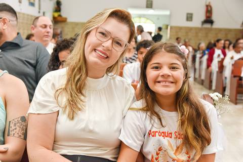 Fotografia Da Catequizada Sentada Ao Lado Da Sua Madrinha de Catecismo Na Cerimônia Do Sacramento Na Igreja São José em São Paulo, SP Feita por Priscila Felix Fotógrafa de Casamentos, Ensaios e Família'