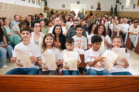 Fotografia Das Crianças Sentadas Mostrando O Certificado Da Primeira Comunhão Na Igreja São José em São Paulo, SP Feita por Priscila Felix Fotógrafa de Casamentos, Ensaios e Família'