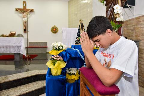 Fotografia Do Catequizado Ajoelhado No Oratório Com As Mãos Juntas Na Frente Do Rosto Na Igreja São José em São Paulo, SP Feita por Priscila Felix Fotógrafa de Casamentos, Ensaios e Família'