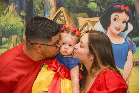 Foto dos Pais Beijando a Bochecha da Filha Na Mesa do Bolo Em São Paulo - SP, Foto Feita Pela Priscila Felix Fotógrafa de Família, Casamento e Ensaios '