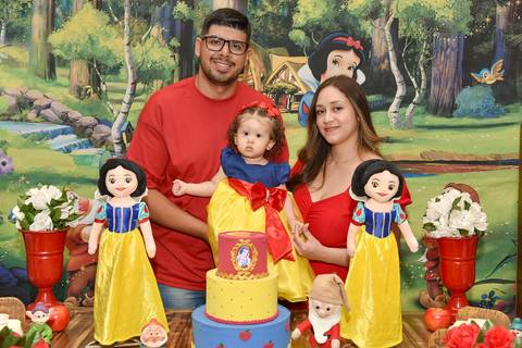 Foto da Aniversariante Com Os Pais Na Mesa do Bolo Em São Paulo - SP, Foto Feita Pela Priscila Felix Fotógrafa de Família, Casamento e Ensaios '