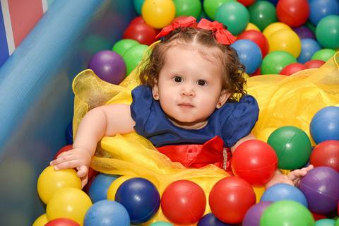 Foto da Aniversariante Vestida de Branca De Neve Na Piscina De Bolinhas Em São Paulo - SP, Foto Feita Pela Priscila Felix Fotógrafa de Família, Casamento e Ensaios '