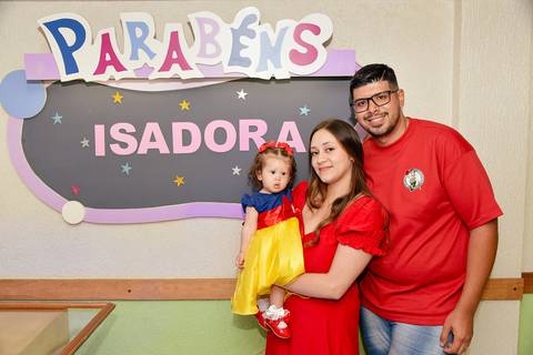 Foto dos Pais Com a Filha Em Frente Ao Painel Escrito 