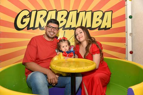 Foto dos Pais Brincando Com a Filha No GiraBamba Em São Paulo - SP, Foto Feita Pela Priscila Felix Fotógrafa de Família, Casamento e Ensaios '