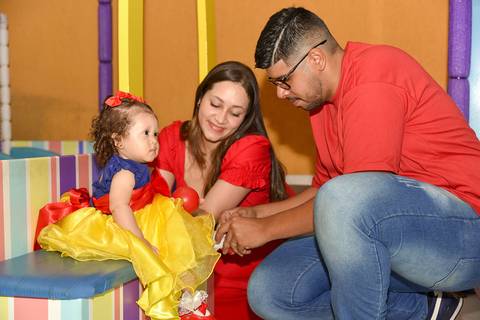 Foto do Pai Calçando O Sapato Na Filha E A Mãe Sorrindo Ao Lado Em São Paulo - SP, Foto Feita Pela Priscila Felix Fotógrafa de Família, Casamento e Ensaios '