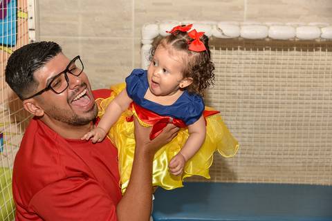 Foto do Pai Brincando Com a Filha Fazendo Ela Voar Com As Mãos Em São Paulo - SP, Foto Feita Pela Priscila Felix Fotógrafa de Família, Casamento e Ensaios '