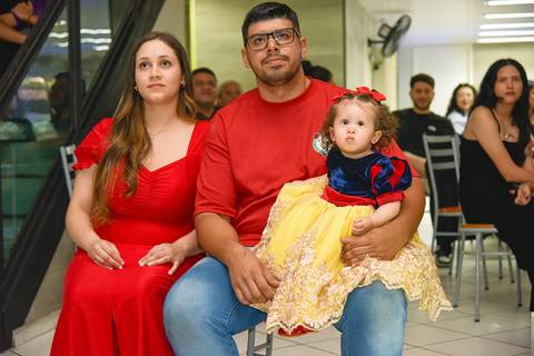 Foto dos Pais Com a Filha Assistindo a Retrospectiva Em São Paulo - SP, Foto Feita Pela Priscila Felix Fotógrafa de Família, Casamento e Ensaios '