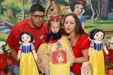 Foto da Aniversariante Assoprando A Velinha Com os Pais Em São Paulo - SP, Foto Feita Pela Priscila Felix Fotógrafa de Família, Casamento e Ensaios '