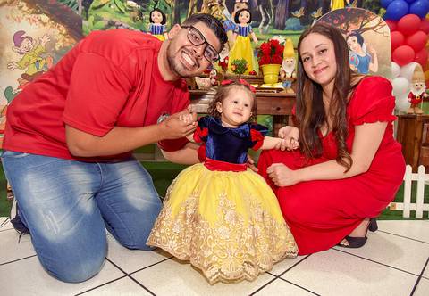 Foto da Aniversariante Vestida de Branca De Neve Roupa de Gala Rindo Com Os Pais No Chão Em Frente à Mesa do Bolo Em São Paulo - SP, Foto Feita Pela Priscila Felix Fotógrafa de Família, Casamento e Ensaios '