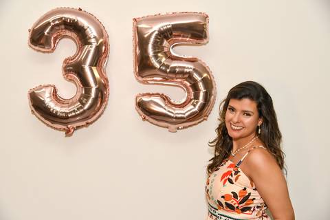 Foto da Aniversariante Ao Lado Dos Balões de Numeral 35 Em São Paulo - SP, Foto Feita Pela Priscila Felix Fotógrafa de Família, Casamento e Ensaios '