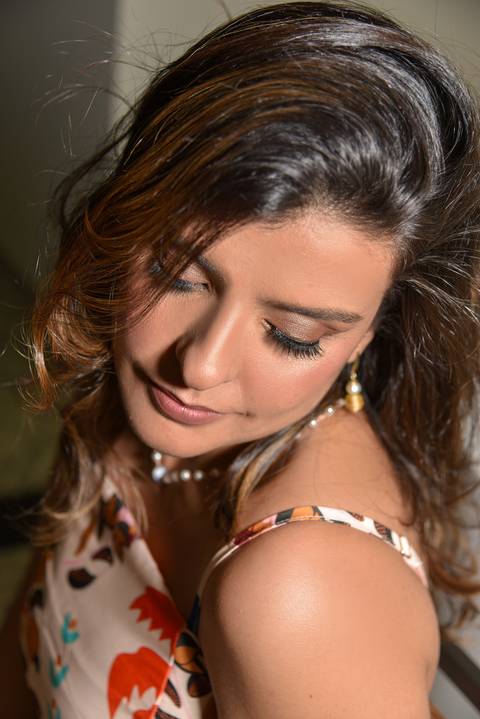 Retrato da Aniversariante Olhando  Para Baixo Sobre o Ombro Em São Paulo - SP, Foto Feita Pela Priscila Felix Fotógrafa de Família, Casamento e Ensaios '