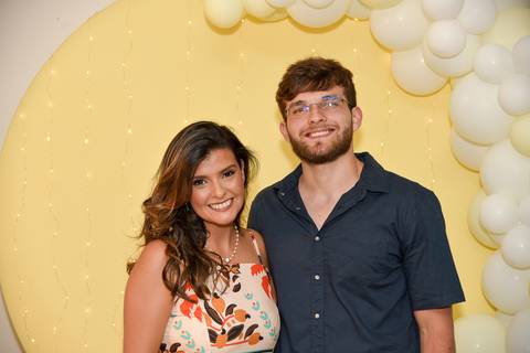 Foto da Aniversariante Com Amigo Na Mesa do Bolo Em São Paulo - SP, Foto Feita Pela Priscila Felix Fotógrafa de Família, Casamento e Ensaios '