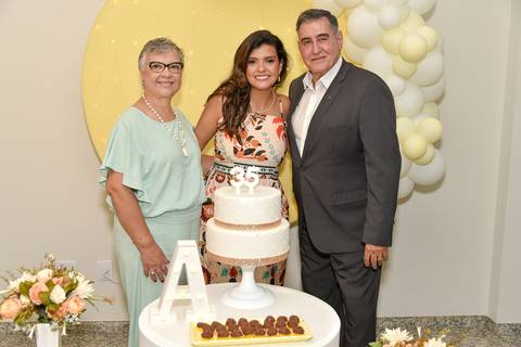 Foto dos Pais Com a Aniversariante Na Mesa do Bolo Em São Paulo - SP, Foto Feita Pela Priscila Felix Fotógrafa de Família, Casamento e Ensaios '