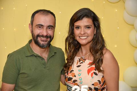 Foto da Aniversariante Com Irmão Na Mesa do Bolo Em São Paulo - SP, Foto Feita Pela Priscila Felix Fotógrafa de Família, Casamento e Ensaios '
