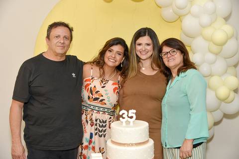 Foto da Aniversariante Com Amiga e Os Pais Dela Na Mesa do Bolo Em São Paulo - SP, Foto Feita Pela Priscila Felix Fotógrafa de Família, Casamento e Ensaios '