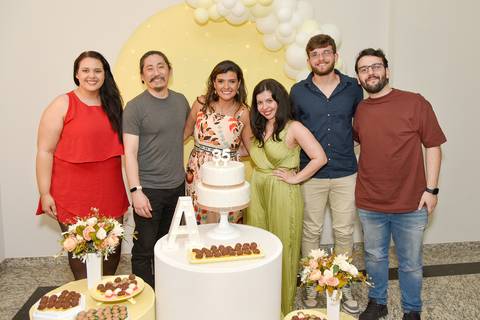 Foto da Aniversariante Com Amigos Na Mesa do Bolo Em São Paulo - SP, Foto Feita Pela Priscila Felix Fotógrafa de Família, Casamento e Ensaios '