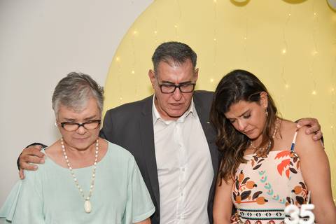 Foto dos Pais da Aniversariante Fazendo Uma Oração Para a Filha, Todos Abraçados Na Mesa do Bolo Em São Paulo - SP, Foto Feita Pela Priscila Felix Fotógrafa de Família, Casamento e Ensaios '