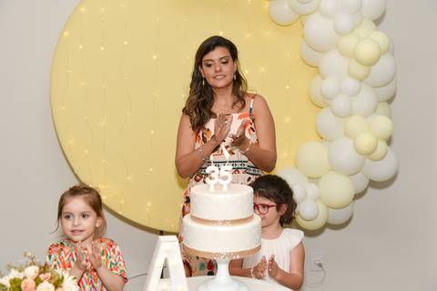 Foto da Aniversariante Cantando Parabéns Com As Sobrinhas Na Mesa do Bolo Em São Paulo - SP, Foto Feita Pela Priscila Felix Fotógrafa de Família, Casamento e Ensaios '