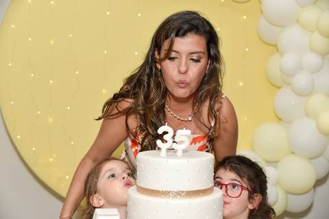 Foto da Aniversariante Assoprando a Vela Com As Sobrinhas Na Mesa do Bolo Em São Paulo - SP, Foto Feita Pela Priscila Felix Fotógrafa de Família, Casamento e Ensaios '