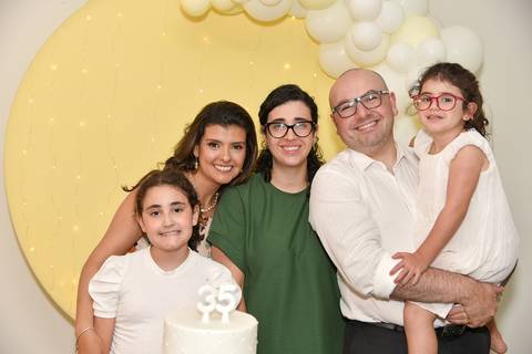 Foto da Aniversariante Com Irmã, Sobrinhas e Cunhado Na Mesa do Bolo Em São Paulo - SP, Foto Feita Pela Priscila Felix Fotógrafa de Família, Casamento e Ensaios '