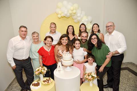 Foto da Aniversariante Com Pais, Irmãos e Sobrinhas Na Mesa do Bolo Em São Paulo - SP, Foto Feita Pela Priscila Felix Fotógrafa de Família, Casamento e Ensaios '