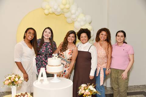 Foto da Aniversariante Com Amigas Na Mesa do Bolo Em São Paulo - SP, Foto Feita Pela Priscila Felix Fotógrafa de Família, Casamento e Ensaios '