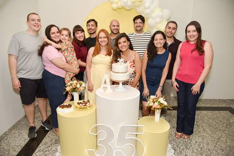 Foto da Aniversariante Com Amigos Na Mesa do Bolo Em São Paulo - SP, Foto Feita Pela Priscila Felix Fotógrafa de Família, Casamento e Ensaios '