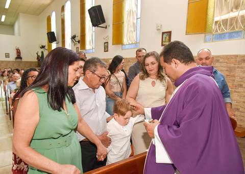 Fotografia Do Padre Passando O Óleo No Batizado Na Igreja São José em São Paulo, SP Feita por Priscila Felix Fotógrafa de Casamentos, Ensaios e Família'