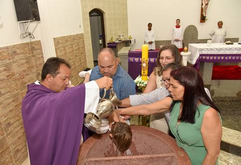 Fotografia Do Batizado Com Os Pais e Padrinhos Na Pia Batismal Na Igreja São José em São Paulo, SP Feita por Priscila Felix Fotógrafa de Casamentos, Ensaios e Família'